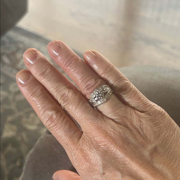 Jewelry - Elegant Silver Women's Ring Size 6
